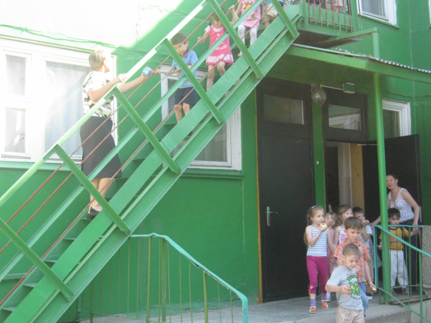 Выход детского мест. Эвакуационные лестницы в детских садах. Эвакуационная лестница в детском саду. Эвакуационные лестницы наружные в детских садах. Наружная лестница детский сад.
